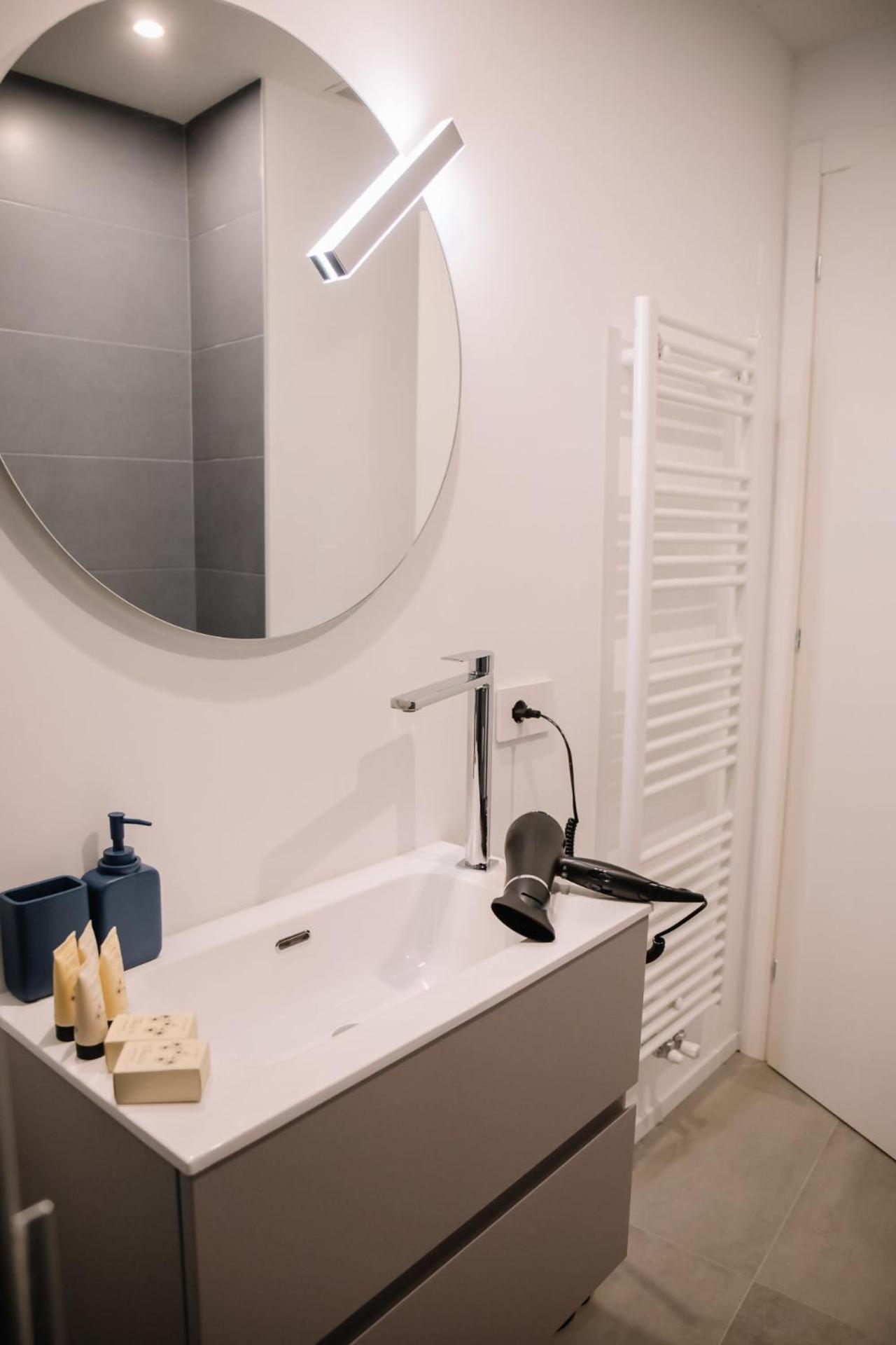 Elegant Beige Apartment - 5 Minutes From The Lake 科莫 外观 照片